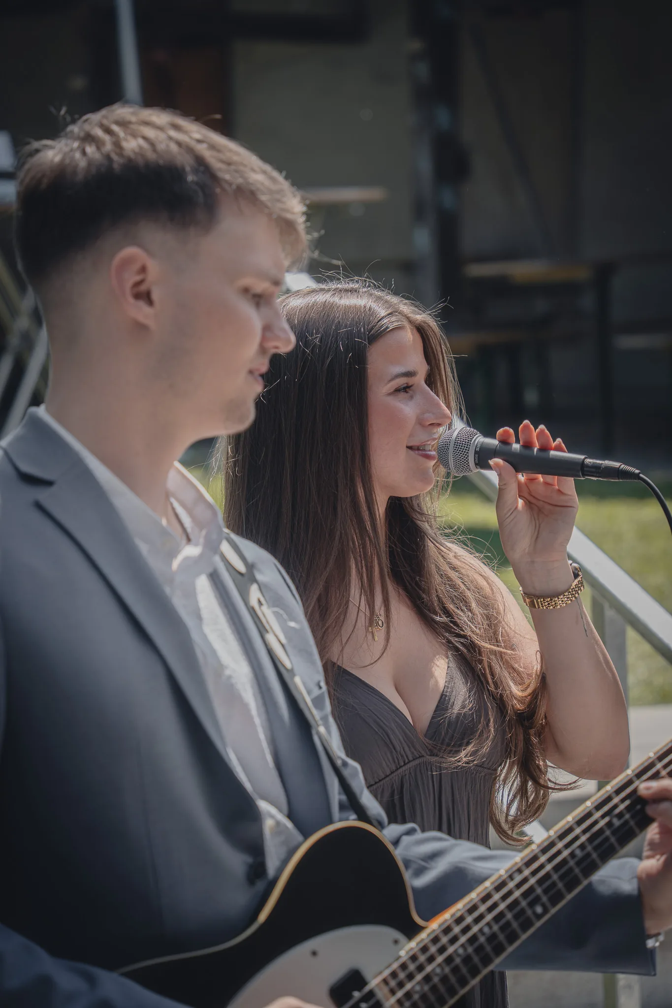 Aaron an der Gitarre und Emily am Mikrofon bei einer freien Trauung in Kaufbeuren