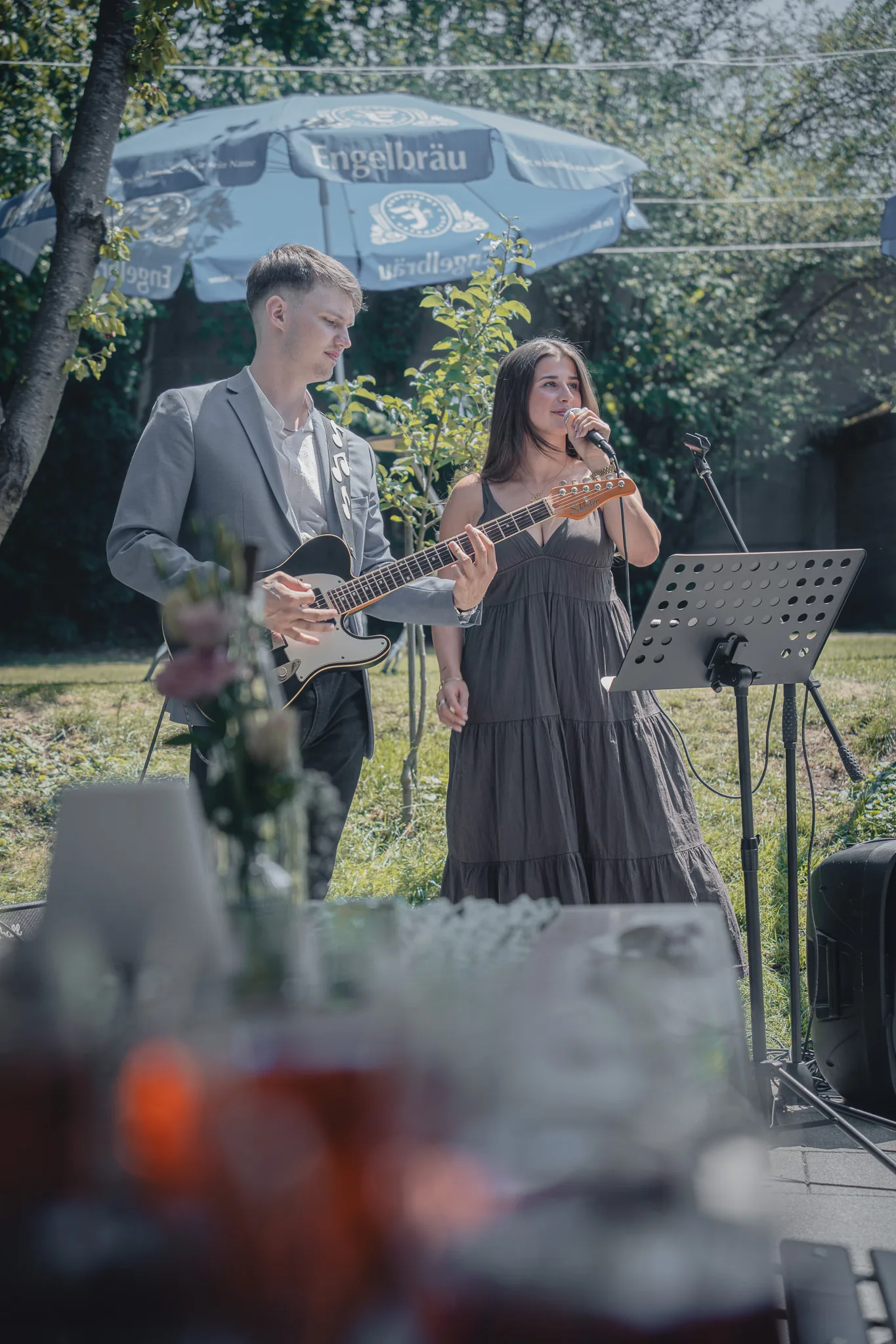 Emily und Aaron spielen im Innenhof des Cafés am Fünfknopfturm in Kaufbeuren